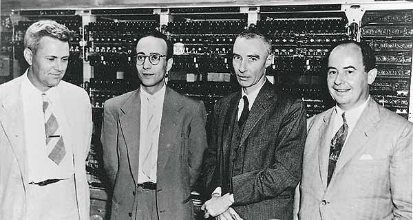 Julian Biglow, Herman Goldstine, Robert Oppenheimer and John von Neumann (vl) in front of the IAS computer, which was also used in the US hydrogen bomb project.